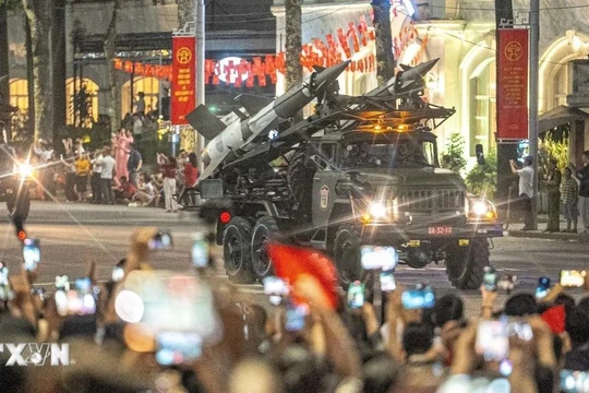 Đoàn diễu binh, diễu hành di chuyển trên đường phố trong buổi tổng hợp luyện lần thứ nhất. (Ảnh: Phạm Tuấn Anh/TTXVN)