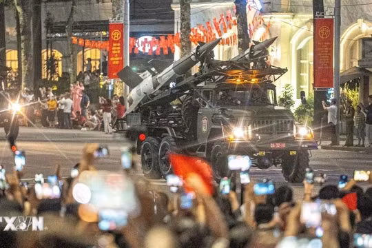 Đoàn diễu binh, diễu hành di chuyển trên đường phố trong buổi tổng hợp luyện lần thứ nhất. (Ảnh: Phạm Tuấn Anh/TTXVN)