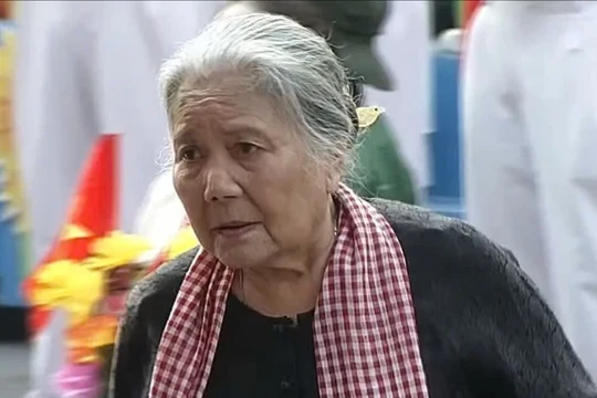 Khoảnh khắc bà mẹ tóc bạc khắc khoải tìm con lay động triệu trái tim theo dõi đại lễ 30/4