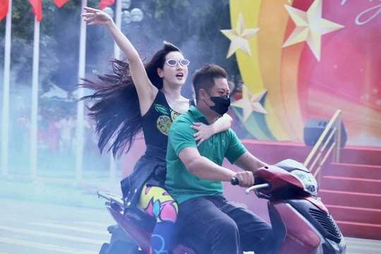 Nữ công an đóng vai "girl phố” ở Hồ Gươm kể chuyện hậu trường, bất ngờ vì nổi tiếng