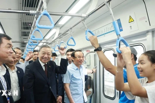 Tổng Bí thư Tô Lâm đi tàu Metro số 1 Thành phố Hồ Chí Minh và trò chuyện với người dân. (Ảnh: Thống Nhất/TTXVN)