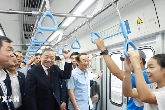 Tổng Bí thư Tô Lâm đi tàu Metro số 1 Thành phố Hồ Chí Minh và trò chuyện với người dân. (Ảnh: Thống Nhất/TTXVN)