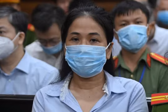 Chủ tịch Xuyên Việt Oil tìm hiểu sở thích đối tượng “tặng quà”: Từ chai nước tương... đến đôi dép