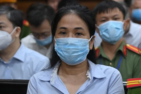 Chủ tịch Xuyên Việt Oil tìm hiểu sở thích đối tượng “tặng quà”: Từ chai nước tương... đến đôi dép