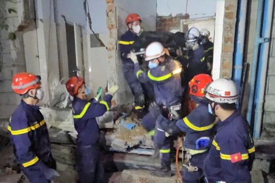 Đoàn cứu hộ Việt Nam đã đưa thi thể nạn nhân ra ngoài và bàn giao cho gia đình. Ảnh: Lê Hoàng. 