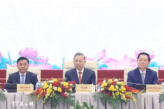 Tổng Bí thư Tô Lâm và các đồng chí lãnh đạo Đảng, Nhà nước dự Hội nghị gặp mặt đại biểu tri thức, nhà khoa học. (Ảnh: Thống Nhất/TTXVN).