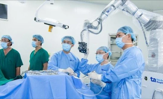 Mổ não bằng robot AI - cách mạng công nghệ trong y học