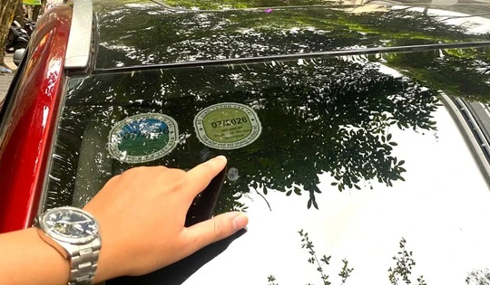 Đề xuất bỏ dán tem thu phí dán trên kính ô tô