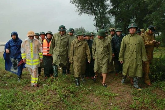 Bão số 5 giật cấp 17, người dân vùng bão không ra đường từ 11h trưa nay