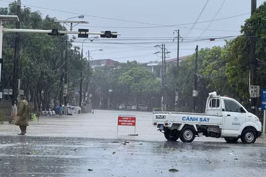Thủ tướng: Hoàn lưu bão còn gây mưa lớn, triệt để di dời dân cư ở nơi nguy hiểm