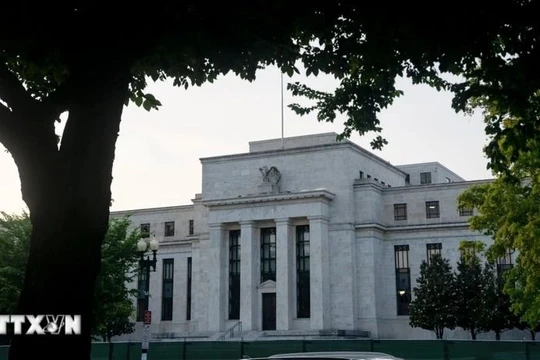 Fed giữ nguyên lãi suất, cảnh báo rủi ro lạm phát và thất nghiệp gia tăng