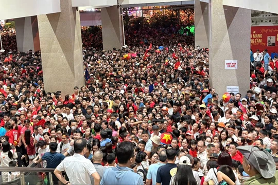 Khách đông kỷ lục, tàu Cát Linh - Hà Đông "chật cứng" người từ sân ga, đến nhà chờ