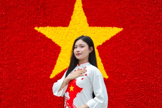 Du khách thích thú check-in đại kỳ tại Hạ Long ngay trước thềm lễ 2/9