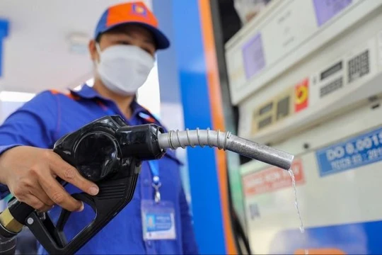 Giá xăng giảm, dầu tăng từ 15h hôm nay