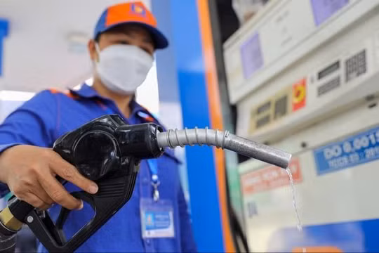 Giá xăng giảm, dầu tăng từ 15h hôm nay