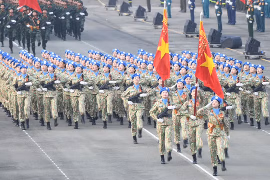 Các chủ đề tìm kiếm chủ yếu xoay quanh "diễu binh", "diễu hành", cùng với các biểu tượng thiêng liêng như "cờ đỏ sao vàng"...