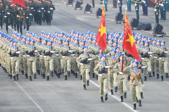 Các chủ đề tìm kiếm chủ yếu xoay quanh "diễu binh", "diễu hành", cùng với các biểu tượng thiêng liêng như "cờ đỏ sao vàng"...