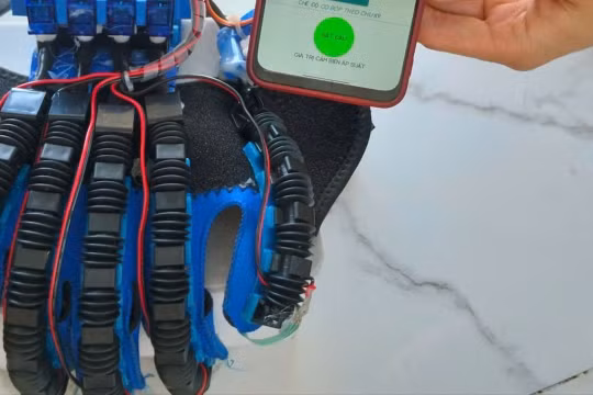 Nam sinh lớp 12 chế tạo găng tay thông minh cho người tai biến, ra lệnh bằng giọng nói