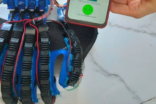 Nam sinh lớp 12 chế tạo găng tay thông minh cho người tai biến, ra lệnh bằng giọng nói