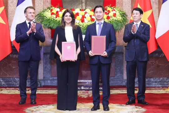 Chủ tịch nước và Tổng thống Pháp chứng kiến hợp tác công nghệ vắc xin giữa VNVC và Sanofi