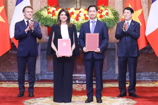 Chủ tịch nước và Tổng thống Pháp chứng kiến hợp tác công nghệ vắc xin giữa VNVC và Sanofi