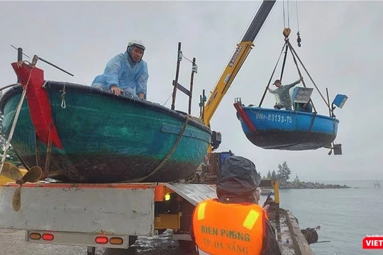 Sau công điện khẩn của Chủ tịch UBND TP Đà Nẵng về việc triển khai các biện pháp phòng chống bão số 10, các lực lượng quân đội, dân quân… đã ra quân, căng mình ứng phó bão.