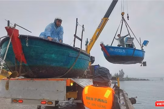 Sau công điện khẩn của Chủ tịch UBND TP Đà Nẵng về việc triển khai các biện pháp phòng chống bão số 10, các lực lượng quân đội, dân quân… đã ra quân, căng mình ứng phó bão.