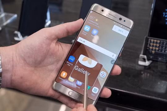 Bút S-Pen mới đã nhỏ hơn phiên bản cũ 0,7mm để tạo ra cảm giác giống với bút bi trên thực tế hơn.