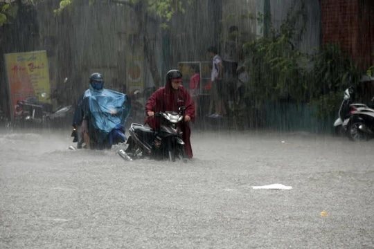 Nhiều người không đi được phải dắt xe về nhà- (Ảnh: VNN).