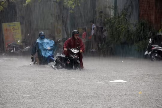 Nhiều người không đi được phải dắt xe về nhà- (Ảnh: VNN).