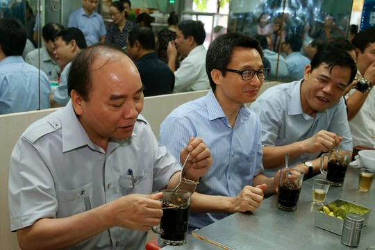 Thủ tướng ăn sáng tại một quán phở trên đường Nguyễn Huệ