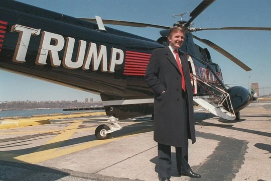 Giàu có, ăn chơi và có lối sống phóng khoáng, tỷ phú Donald Trump là "thỏi nam châm" thu hút nhiều chân dài vây quanh. Ông Trump sẽ trở thành vị tổng thống nhiều lần ly hôn nhất trong lịch sử nước Mỹ. Ngoài ra, nhiều lời đồn thổi cho rằng ông còn cặp kè v