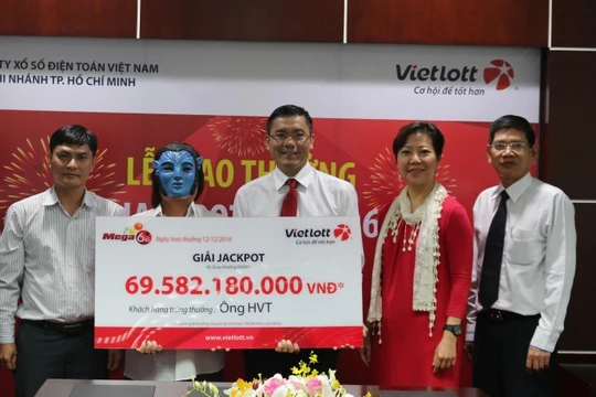 Người đàn ông đội tóc giả nhận thưởng Vietlott gần 70 tỷ đồng.