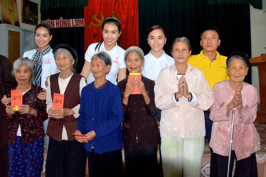 Ông Hoàng Việt Cường cùng Hoa hậu Phạm Hương, Á hậu Lệ Hằng và Á hậu Thiên Lý trao hơn 200 phần quà đến người dân xã đảo Xuân Giang.