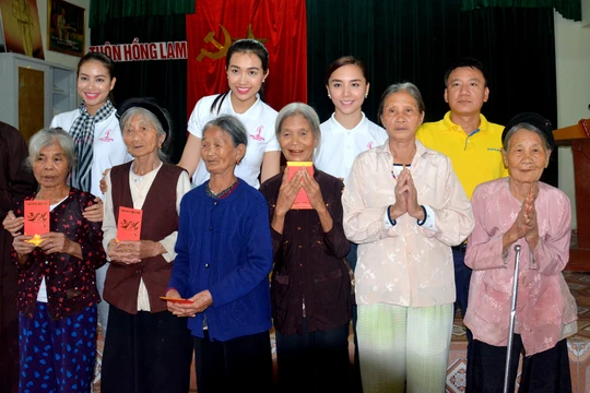 Ông Hoàng Việt Cường cùng Hoa hậu Phạm Hương, Á hậu Lệ Hằng và Á hậu Thiên Lý trao hơn 200 phần quà đến người dân xã đảo Xuân Giang.