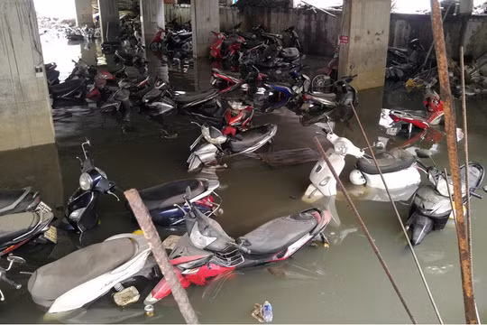 Hàng trăm xe máy "trầm mình" trong nước lũ