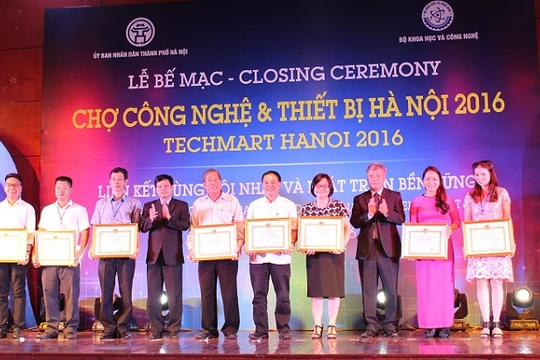 Bộ KH&CN đã tặng Bằng khen cho 9 sở KH&CN các tỉnh, thành phố- (Ảnh: ĐK).