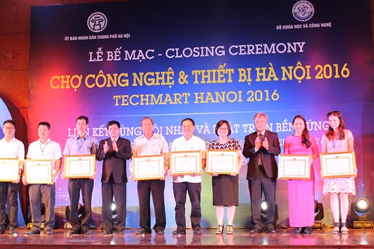 Bộ KH&CN đã tặng Bằng khen cho 9 sở KH&CN các tỉnh, thành phố- (Ảnh: ĐK).