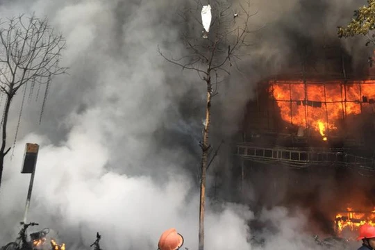 Cháy lớn tại quán Karaoke 68 Trần Thái Tông