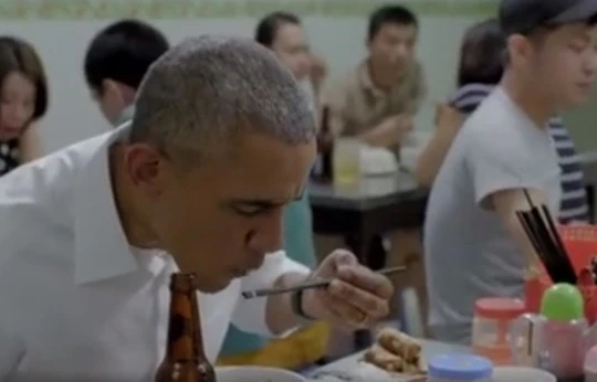 Hình ảnh ông Obama dùng đũa ăn bún chả trong clip quảng bá của CNN.