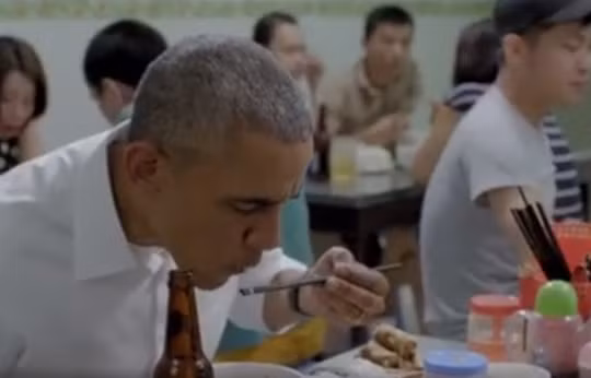 Hình ảnh ông Obama dùng đũa ăn bún chả trong clip quảng bá của CNN.