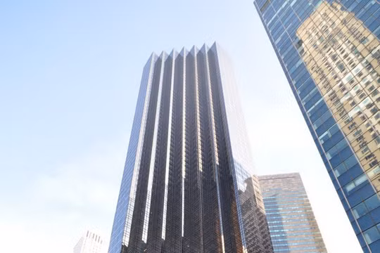 Nằm trên Đại lộ Số 5 ở Midtown Manhattan, thành phố New York, Tháp Trump (Trump Tower) là nơi sinh sống, làm việc cũng như đại bản doanh cho chiến dịch tranh cử Tổng thống Mỹ năm 2016 của ông Donald Trump.