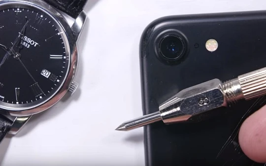 Kính sapphire trên camera iPhone 7 dễ xước hơn mặt đồng hồ