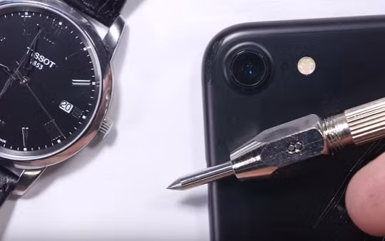 Kính sapphire trên camera iPhone 7 dễ xước hơn mặt đồng hồ