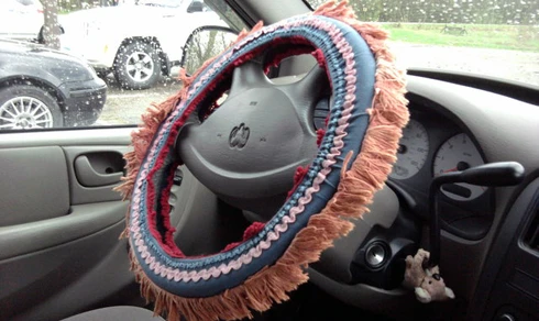 Nhiều người còn bọc lên vô-lăng một bộ vỏ da mới, với hy vọng kéo dài tuổi thọ của lớp da bọc vô-lăng, nhưng đây là điều không cần thiết.