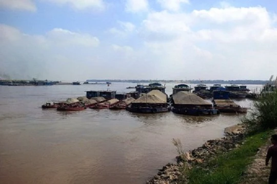 Cảng sẽ đặt tại bờ tả sông Hồng, huyện Đông Anh, cách cầu Nhật Tân 300m về phía thượng lưu - (Nguồn Internet)