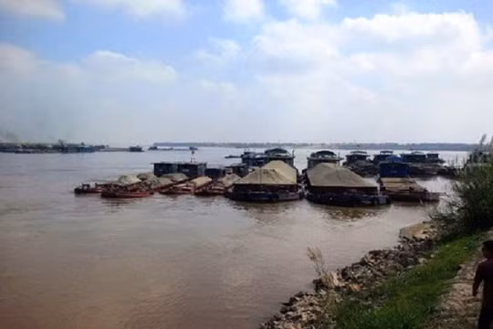 Cảng sẽ đặt tại bờ tả sông Hồng, huyện Đông Anh, cách cầu Nhật Tân 300m về phía thượng lưu - (Nguồn Internet)