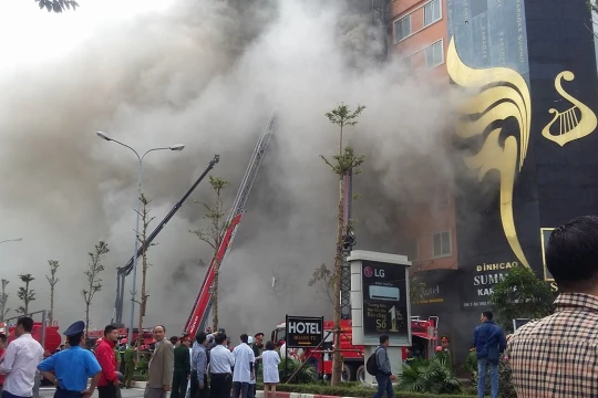 Lực lượng chữa cháy cố gắng dập lửa đám cháy chiều 1/11- (Ảnh: Tuổi Trẻ).