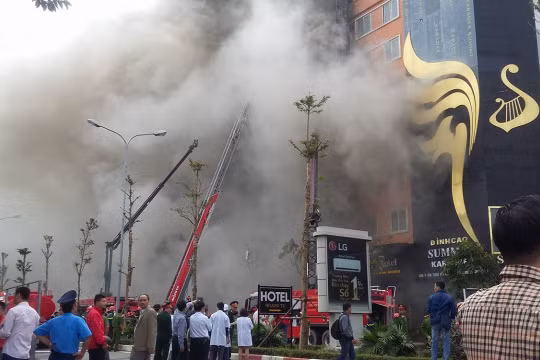 Lực lượng chữa cháy cố gắng dập lửa đám cháy chiều 1/11- (Ảnh: Tuổi Trẻ).