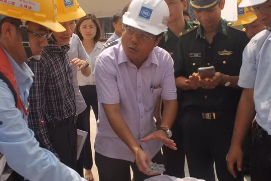 Cơ quan chức năng lấy mẫu bùn boxit - (Nguồn Internet)